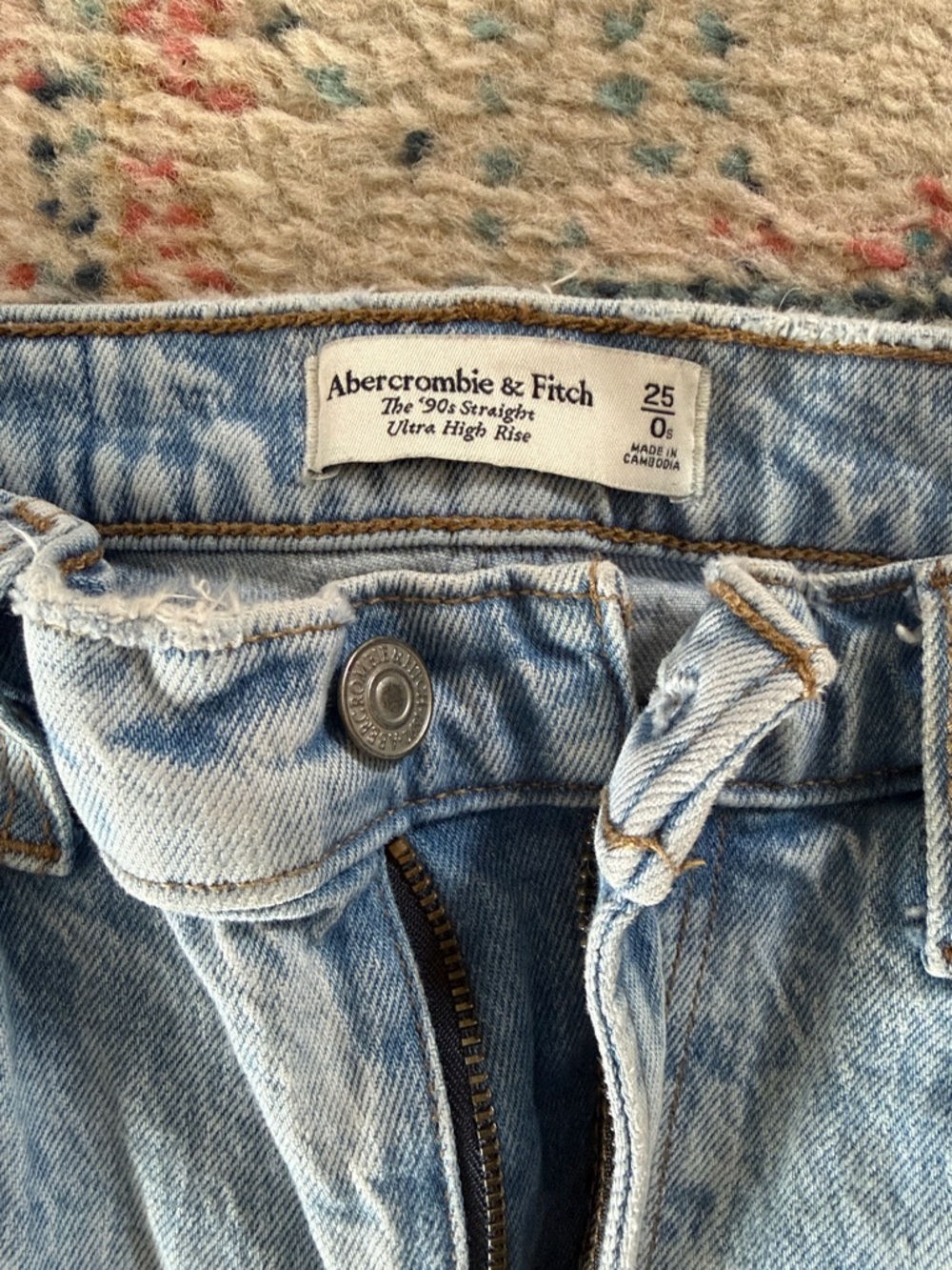 A&F 90’s Straight Ultra High Rise - Picture 3 of 3
